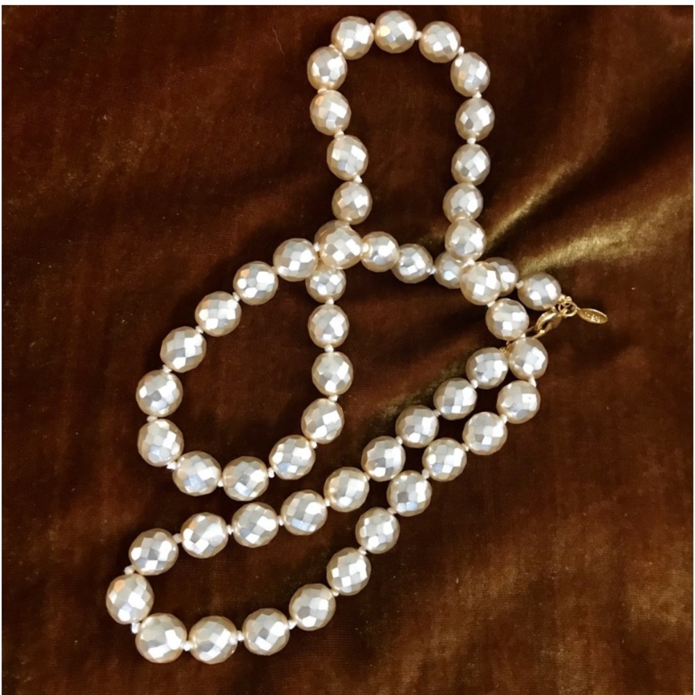 JOAN RIVERS FACETED IRIDESCENT IVORY “FAUX PEARLS” GLASS BEAD NECKLACE - Picture 10 of 10